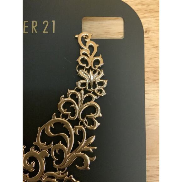 Forever 21 Gold Tone Hollow Filigree Flower Pendant Statement Bib Necklace NEW - Picture 4 of 8